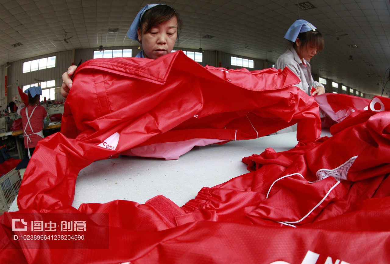 安徽省淮北市秋艷服裝廠,女工在生產車間內加工出口到歐美地區的服裝產品。
